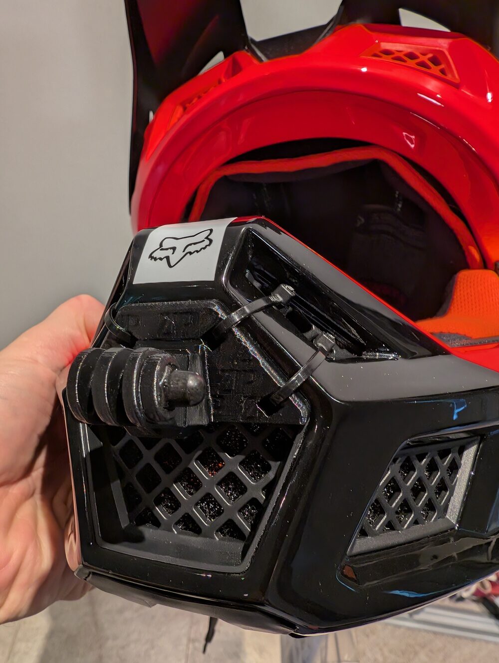 Zipmount montato sul Fox Racing Rampage Pro Carbon, fascette in posizione