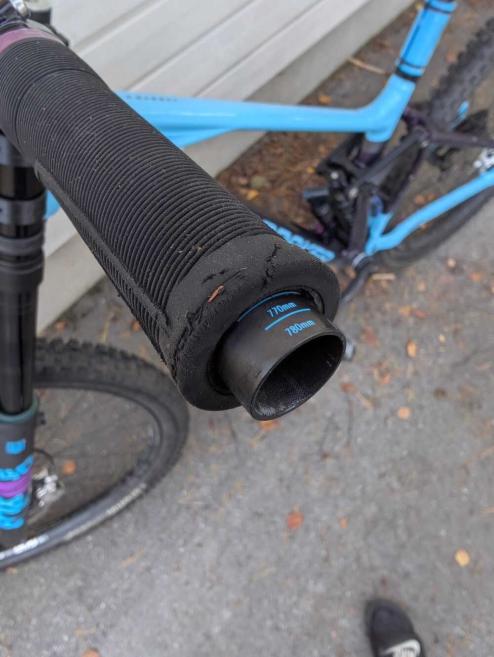 Grip with its outer end cut open