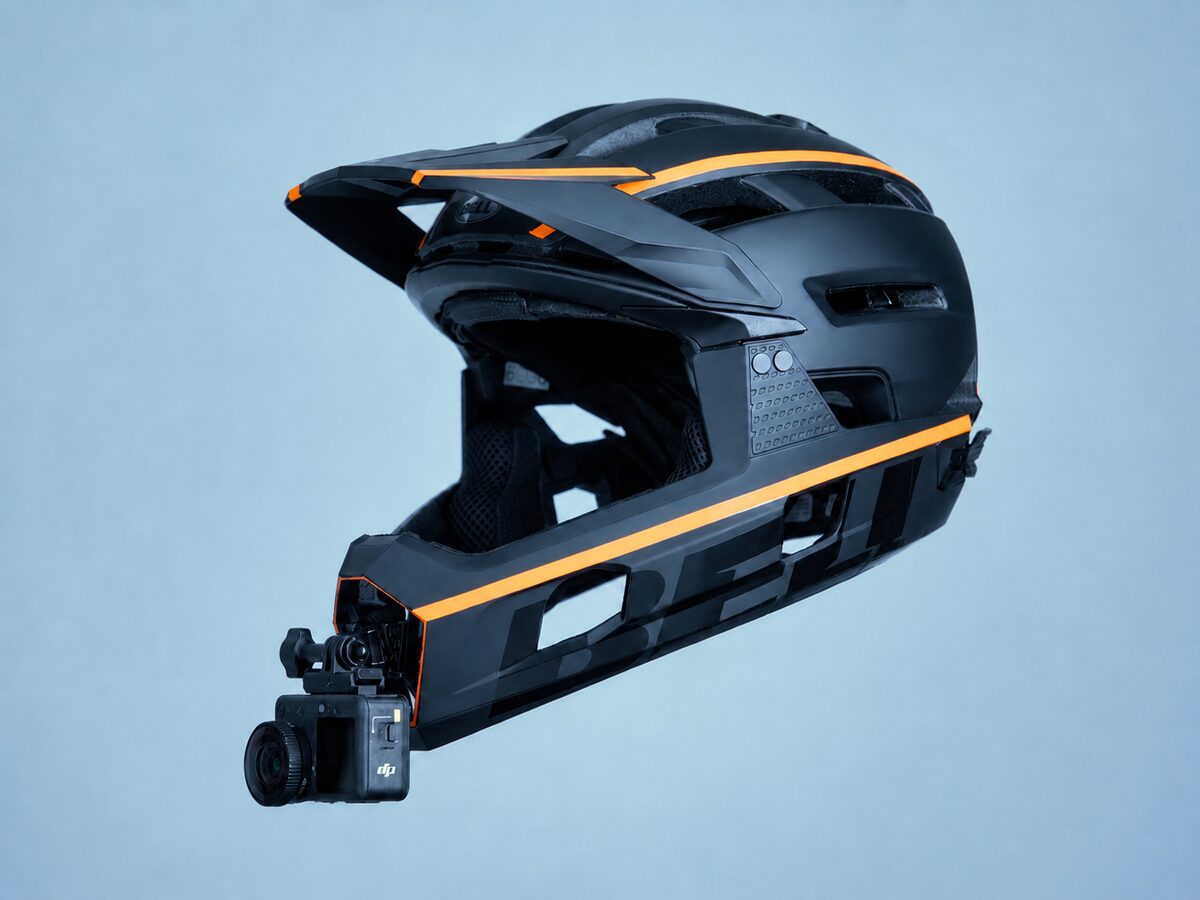 GoPro an der Kinnhalterung des Bell Super Air R montiert
