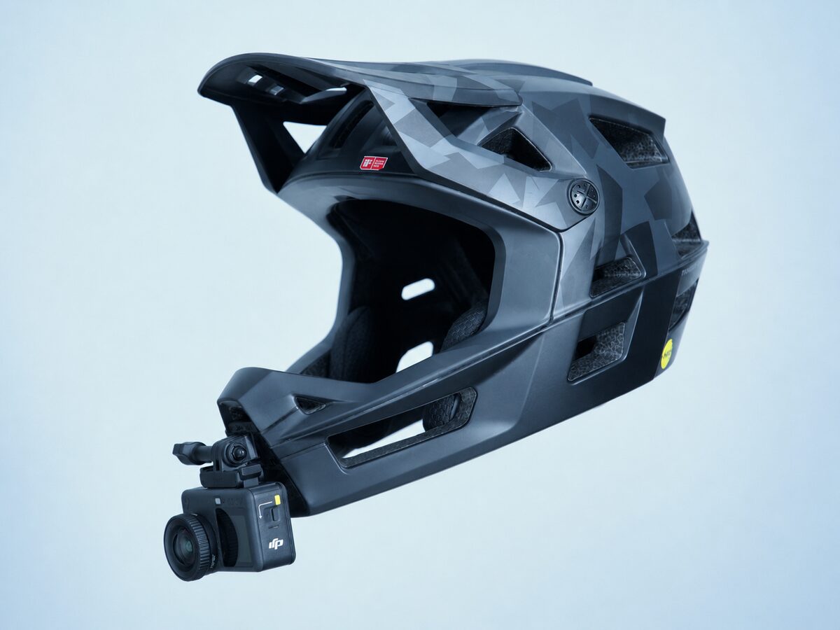 GoPro montée sur la fixation mentonnière du iXS Trigger FF